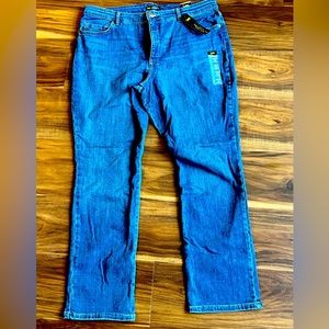 *NWT* Lee Relaxed Fit Straight Leg High Rise Women’s Plus Jeans, Size 18 Medium